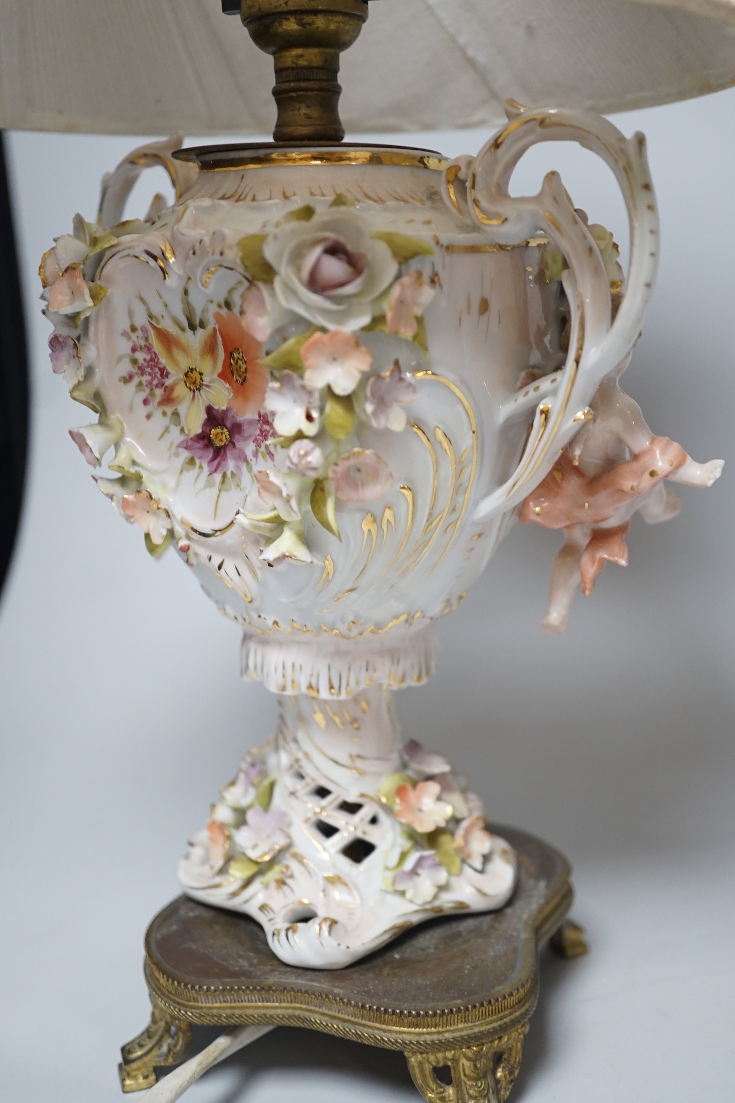 A Sitzendorf figural pedestal bowl and a similar lamp